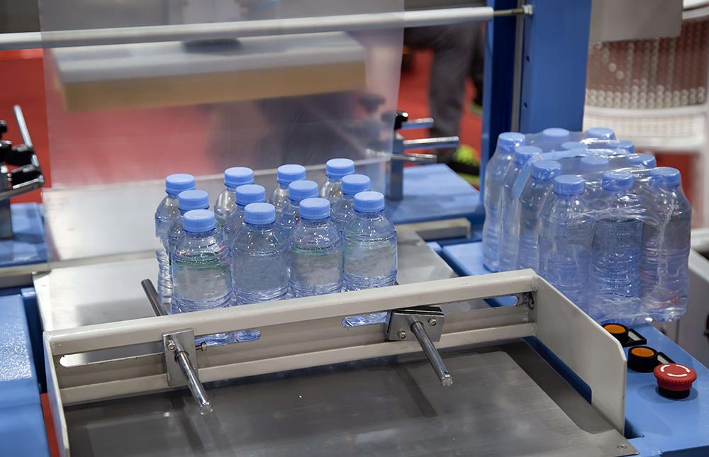 Shrink wrapping machine